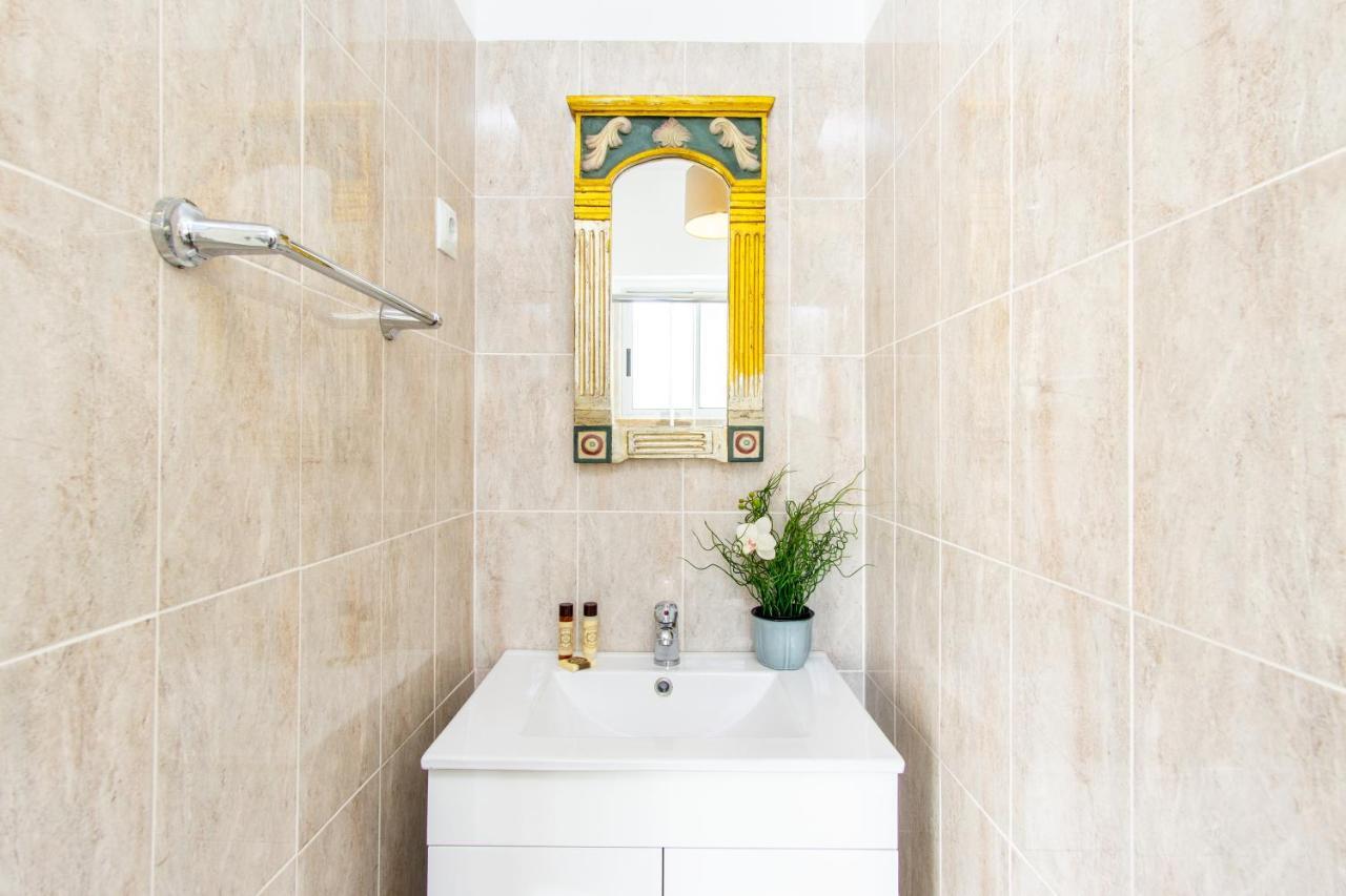 Gaze Out At The City In A Retro-Chic Getaway Lisboa Exteriör bild